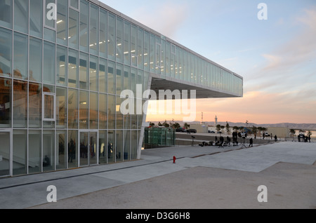 Museo e Sala Esposizioni Villa Mediterranée di Stefano Boeri sul lungomare al tramonto Marsiglia Provenza Francia Foto Stock