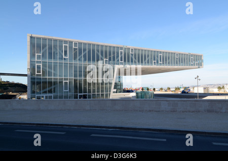 Museo e Sala Esposizioni Villa Mediterranée, con vista a sbalzo al primo piano, di Stafano Boeri Marseille Provence France Foto Stock