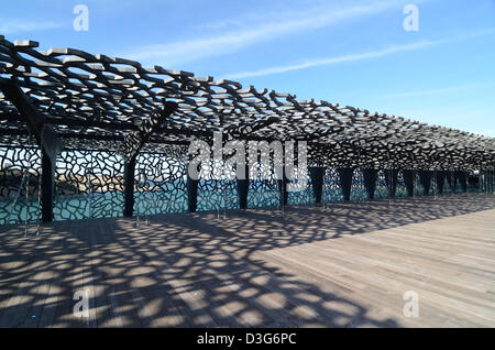 Terrazza sul tetto con graticci Pergola o Museo MUCEM schermo del sole di Rudy Ricciotti Marsiglia Provenza Francia Foto Stock