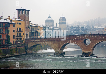 Verona - Ponte Pietra e la Chiesa di San Giorgio in Braida chiesa in inverno Foto Stock