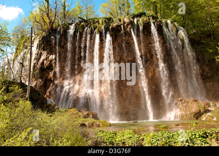 La cascata nel Parco Nazionale dei Laghi di Plitvice in Croazia Foto Stock