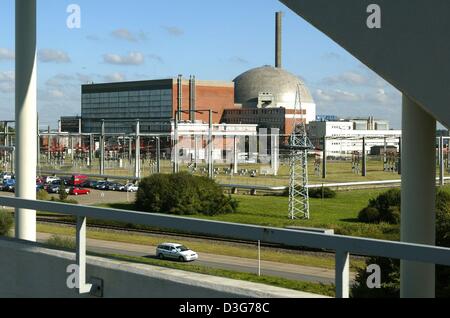 (Dpa file) - Una vista della centrale nucleare a Stade, Germania, 12 settembre 2003. Essa è la più antica e più piccola centrale nucleare dell' approvvigionamento energetico giant E.ON e sta per essere arrestato come del 14 novembre 2003, a causa di ragioni economiche. Così sarà la prima centrale nucleare che si arresta dopo la decisione del governo di un graduale nucleare fuori fase. Il de Foto Stock