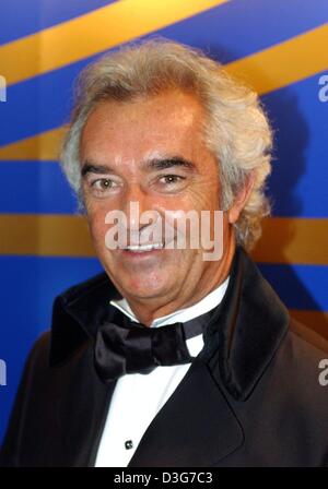 (Dpa) - Flavio Briatore, testa del Benetton-Renault Formula One racing team, sorrisi durante un'Unesco gala benefico in Neuss, Germania, 8 novembre 2003. Foto Stock