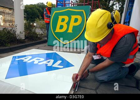 (Dpa file) - Lavoratori cambiare il logo di un ex BP Filling Station a Ratingen, Repubblica federale di Germania il 9 settembre 2003. Il nome del marchio BP, una controllata di Aral, scomparirà e sarà sostituito dall'Aral logo. Circa 650 BP le stazioni di rifornimento in Germania verrà rinominato entro la fine dell'anno. Con circa 2.600 stazioni di riempimento e una quota di mercato di circa il 22 per cento Aral è il mercato di piombo Foto Stock