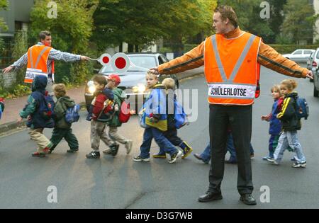 (Dpa) - Due studenti senior stanno lavorando come guardie di incrocio ('Schuelerlotse') per asili kids in Hannover, Germania, 10 ottobre 2003. Soprattutto nelle grandi città il primo livellatrici e gli alunni delle scuole elementari sono sorvegliati attraverso le strade principali. Secondo un sondaggio la maggior parte degli incidenti con i bambini e gli adolescenti accadere sulla loro strada verso o dalla scuola in aree edificate. Foto Stock