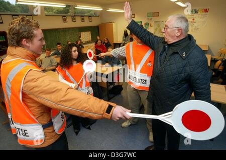 (Dpa) - Dieter Meyer insegna i segnali di attraversamento scuola guardie, durante un corso di formazione per nuove guardie di attraversamento di Hannover, Germania, 10 ottobre 2003. Soprattutto nelle grandi città il primo livellatrici e gli alunni delle scuole elementari sono sorvegliati attraverso le strade principali. Secondo un sondaggio la maggior parte degli incidenti con i bambini e gli adolescenti accadere sulla loro strada verso o dalla scuola in area edificata Foto Stock