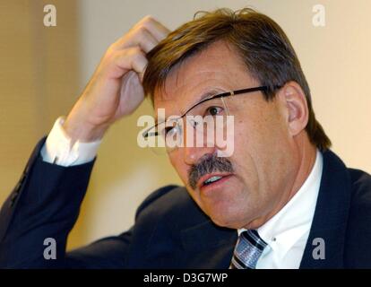 (Dpa) - Hans-Joachim Koerber, CEO di tedesco al dettaglio gruppo Metro AG, graffi la sua testa nel corso di una conferenza stampa a Duesseldorf in Germania, 31 ottobre 2003. Con sede a Duesseldorf il gruppo ha aumentato i suoi risultati nel terzo trimestre del 2003 più del previsto e rimane il terzo più grande gruppo di vendita al dettaglio in Europa. Foto Stock