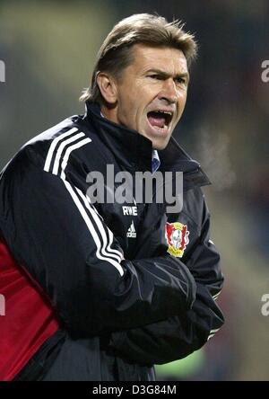 (Dpa) - Leverkusen allenatore Klaus Augenthaler esclamazioni consigli ai suoi giocatori durante la Bundesliga soccer game contrapposta Borussia Moenchengladbach e Bayer 04 Leverkusen a Leverkusen, Germania, 26 ottobre 2003. Leverkusen vince 1-0 e rimane il numero uno in tedesco la prima divisione. Foto Stock