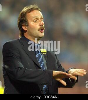 (Dpa) - Bochum il coach Peter Neururer cerca di calmare i suoi giocatori durante la Bundesliga soccer game contrapposta Borussia Dortmund contro il VfL Bochum a Bochum, Germania, 26 ottobre 2003. Dortmund perso la partita 0-3 e scivola al quinto posto in tedesco prima divisione. Foto Stock