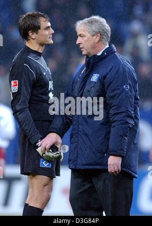 (Dpa) - Amburgo è di nuovo allenatore Klaus Toppmoeller (R) parla al suo portiere Stefan Waechter (L) dopo il fischio finale della Bundesliga soccer game contrapposta Hamburger SV e Schalke 04 ad Amburgo, Germania, 25 ottobre 2003. La partita si è conclusa in un 2-2 disegnare con Schalke salendo fino a un undicesimo posto in tedesco la prima divisione. Foto Stock