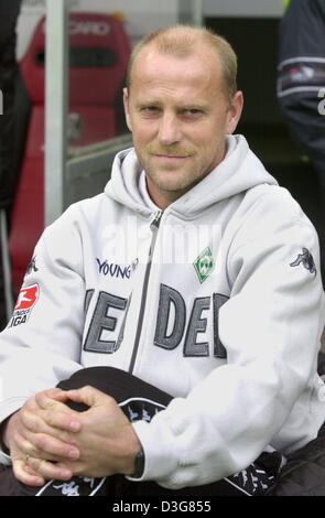 (Dpa) - Thomas Schaaf, il pullman della Bundesliga tedesca club di calcio SV Werder Bremen, orologi rilassato il decimo turno Bundesliga soccer game di SV Werder Bremen contro SC di Friburgo, in Germania, il 25 ottobre 2003. Brema vince la partita 4-2 e si sposta fino al terzo posto in tedesco prima divisione. Foto Stock