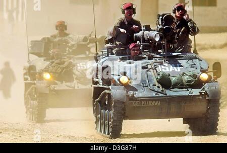 (Dpa) - Un veicolo blindato con soldati dell'esercito tedesco rigidi di pattuglia attraverso le polverose strade di Kabul, Afghanistan, 29 März 2003. Il Parlamento tedesco esteso in una votazione il dispiegamento dell'esercito tedesco in Afghanistan al di là di Kabul e prolungato il mandato di ISAF (International sicurezza Assistance Force) per un altro anno. Circa trenta soldati tedeschi sono destinate ad essere relo Foto Stock