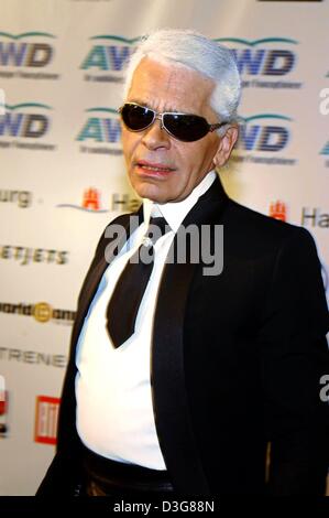 (Dpa) - stilista Karl Lagerfeld arriva al mondo cerimonia di premiazione in Amburgo, 22 ottobre 2003. Lagerfeld ha ricevuto il mondo Fashion Award " per le sue creazioni che hanno cambiato il mondo della moda.' premio del mondo onore maggiori personalità della cultura e della politica per il loro impegno. Foto Stock