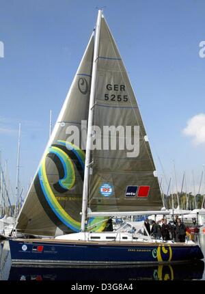 (Dpa) - dodici metri di lunghezza imbarcazione a vela "No. 1' partono dal porto vicino a Kressbronn, presso il lago di Costanza, in Germania, 22 ottobre 2003. È la prima barca a vela nel mondo che è alimentato da ambientale-friendly le celle a combustibile. La barca è fabbricato da MTU, una filiale di DaimlerChrysler. Foto Stock