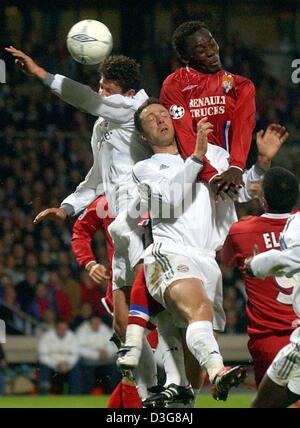 (Dpa) - Due giocatori Bayern Martin DEMICHELIS (L) e Thomas LINKE (C) lotta per la sfera con Lione il centrocampista Mickael Essien (R) dal Ghana, durante la finale della Champions League di FC Bayern Monaco e Olympique Lione a Stadion Municipal Gerland a Lione, Francia, 21 ottobre 2003. Lione il brasiliano in avanti e ex-Bayern Munich-giocatore giovane Elber (fondo l oggetto) guarda a. Foto Stock