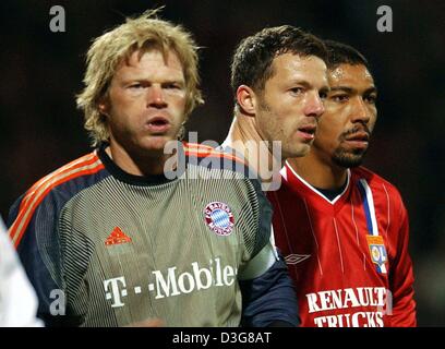 (Dpa) - Due giocatori Bayern Oliver KAHN (L) e Thomas LINKE (C) come pure Lione il brasiliano in avanti e ex-Bayern giocatore giovane Elber (R) cercare esaurito durante il match di Champions League del FC Bayern Monaco e Olympique Lione a Stadion Municipal Gerland a Lione, Francia, 21 ottobre 2003. Il gioco si è conclusa con un pareggio. Foto Stock