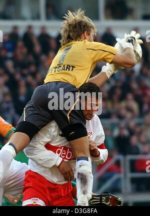 (Dpa) - Stuttgart, portiere Timo Hildebrand (top) salva la palla nonostante l'aiuto del suo difensore brasiliano Marcelo Jose Bordon (di seguito) durante la Bundesliga soccer game contrapposta VfB Stuttgart e SV Werder Bremen, a Bremen, Germania, 18 ottobre 2003. Stoccarda vince la partita 3-1 e si sposta fino al secondo posto in tedesco prima divisione. Foto Stock