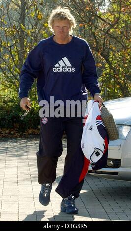 (Dpa) - FC Bayern Monaco di Baviera portiere Oliver KAHN arriva per la sessione di formazione del suo club di Monaco di Baviera, Germania, il 17 ottobre 2003. Essa rimane ancora incerto se Kahn sarà in grado di giocare in Bundesliga partita di calcio contro il club di calcio Borussia Moenchengladbach il 18 ottobre 2003 a causa di un infortunio al ginocchio. Foto Stock