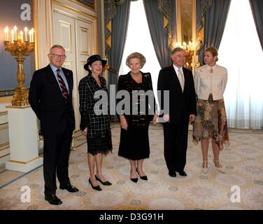 (Dpa) - Il presidente tedesco Horst Koehler (2a da R) e sua moglie Eva (2a da L) incontrano la Regina Beatrice dei Paesi Bassi (C) e la Principessa Maxima (R) in Den Haag, Olanda, 5 novembre 2004. Sulla destra Pieter van Vollenhoven, il Queen's cognato, può essere visto. Foto Stock