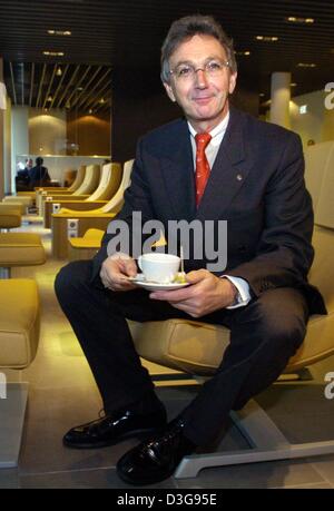 (Dpa) - testa di Lufthansa Wolfgang Mayrhuber beve una tazza di tè Darjeeling presso la compagnia aerea tedesca della nuova first class terminal presso l'aeroporto di Francoforte, Germania, 17 novembre 2004. Passeggero di prima classe sarà in grado di godere di speciali attrezzature presso il terminale. Accanto alla esclusiva di alimenti e bevande gli ospiti hanno anche accesso a una tranquilla zone relax e una lussuosa area sanitaria. Lufthans Foto Stock