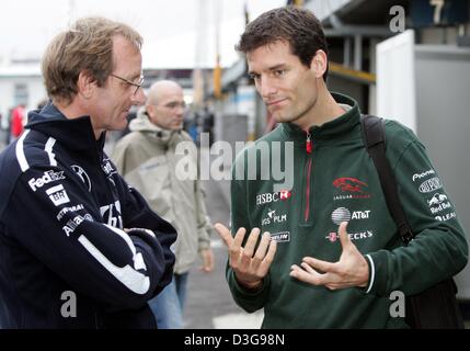 (Dpa) - Australian pilota di Formula Uno Mark Webber (R, Jaguar) e il suo futuro team manager presso BMW-Williams, il britannico Richard 'Dickie' Stanford, chat nella gara di Interlagos corso vicino a Sao Paulo, Brasile, giovedì 21 ottobre 2004. Il Gran Premio del Brasile si svolgerà a Interlagos il Motor Speedway di domenica 24 ottobre 2004. Foto Stock