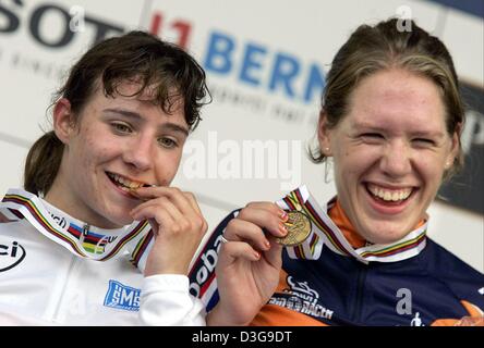 (Dpa) - Vincitore Marianne Vos dai Paesi Bassi (L) e il terzo posto di Eleonora olandese van Dijk (R) jubilate sul podio dopo la donna junior la gara su strada dei campionati del mondo di Verona, Italia, 1 ottobre 2004. Foto Stock