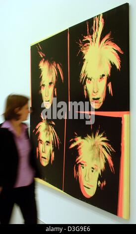 (Dpa) - Un museo passeggiate dipendente passato autoritratti del tardo noi pop artista Andy Warhol al Sprengel Museum di Hannover, Germania, 1 ottobre 2004. La mostra "Andy Warhol. Self-Portraits', spanning 40 anni di Andy Warhol di lavoro, va dal 3 ottobre 2004 al 16 gennaio 2005. Foto Stock