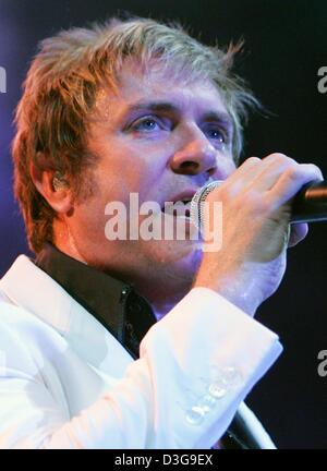 (Dpa) - La leadsinger dei Duran Duran Simon Le Bon, compie durante un concerto della banda del comeback tour a Berlino, il 3 ottobre 2004. La band negli anni ottanta aveva una enorme hit internazionali come "Wild Boys' e 'affamato come un lupo". Il loro nuovo album, prima in più di venti anni con l'originale di membri del gruppo, è intitolata "L'astronauta" e verrà rilasciato il 11 ottobre 2004. Foto Stock