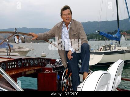 (Dpa file) - Austrian musicista e cantante Udo Juergens pone sulla sua barca nel lago di Zurigo A Zurigo, Svizzera, 20 luglio 2004. Schlager star Juergens il 30 settembre 2004 ha festeggiato il suo settantesimo compleanno. Egli è stato uno dei più grandi di lingua tedesca musicali stelle sin dagli anni sessanta e venne a fama internazionale quando ha vinto il Festival di Knokke in Belgio nel 1960 e rappresentato Austria Foto Stock