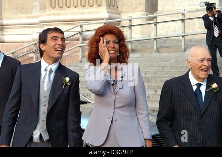 (Dpa) - film italiano diva Sophia Loren arriva con il suo figlio più anziano, Carlo Ponti Jr e suo marito, produttore cinematografico Carlo Ponti, a suo figlio Carlo il matrimonio al Santo Stefano nella Basilica di Budapest, Ungheria, 18 settembre 2004. Foto Stock