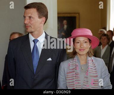 (Dpa) file - Il principe Joachim e la Principessa Alexandra della Danimarca visita il Jenisch house di Amburgo, Germania, 13 giugno 2000. La coppia reale annuncerà il suo intento per un divorzio ha riportato diversi media outlet in Danimarca il 16 settembre 2004. Il principe Joachim, regina danese Margrethe il secondo figlio, e Hong Kong-nata la Principessa Alexandra si è sposato nel 1995 e hanno due figli. Foto Stock