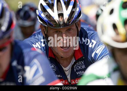 (Dpa) - Noi cinque volte vincitore del Tour Lance Armstrong del team US Postal corse durante la decima tappa del Tour de France cycle race in Francia, 14 luglio 2004. La prima tappa di montagna del Tour guidato i piloti attraverso il massiccio centrale da Limoges di Saint-Flour. Con 237 km è stata anche la più lunga tappa del Tour 2004. Foto Stock