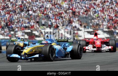 (Dpa) - Spagnolo pilota di Formula Uno Fernando Alonso (L) della Renault, leader nel campo delle vetture da corsa dopo la partenza del Gran Premio di Francia a Magny-Cours, Francia, 4 luglio 2004. Foto Stock