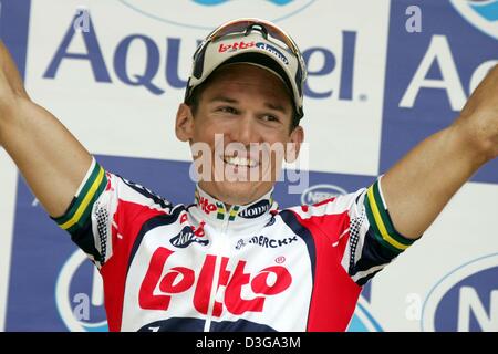 (Dpa) - ciclista australiano Robbie McEwen (C) del team Lotto-Domo jubilates dopo la vittoria nella seconda tappa del Tour de France a Namur, Belgio, 5 luglio 2004. La seconda e la 197km lunga tappa del 91Tour de France corsa di ciclismo ha preso i ciclisti da Charleroi a Namur. Foto Stock