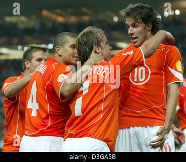 (Dpa) - avanti olandese Ruud van Nistelrooy (R), che aveva segnato il 1-1 equalizzatore momenti in precedenza, celebra con i suoi compagni di squadra (L-R) Rafael van der Vaart, Wilfried Bouma und Andy Van der Meyde durante il campionato Euro 2004 GRUPPO D gioco tra la Germania e i Paesi Bassi al Dragao Stadium di Porto, Portogallo, 15 giugno 2004. Il gioco si è conclusa con un pareggio. +++n applicazioni mobile ++ Foto Stock