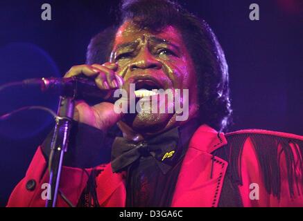 (Dpa) - ci anima legenda 71-anno-vecchio James Brown compie durante il Festival di Tollwood a Monaco di Baviera, Germania, il 5 luglio 2004. Foto Stock