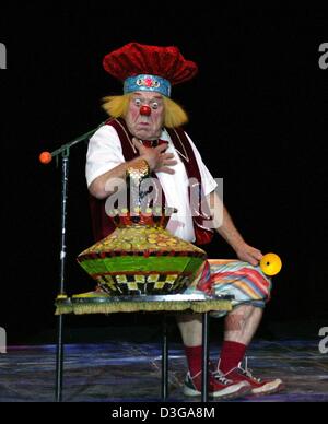 (Dpa) - clown russo Oleg Popov esegue durante la prova generale della Federazione nazionale del circo di Monaco di Baviera, Germania, il 5 maggio 2004. Il circus eseguirà in prima mondiale il brano del suo nuovo programma il 6 maggio e che il soggiorno a Monaco di Baviera fino al 23 maggio. Foto Stock