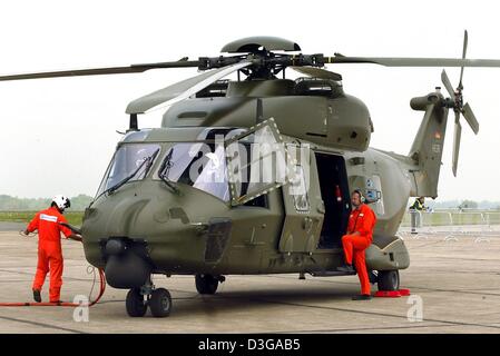 (Dpa) - Il nuovo elicottero delle forze armate tedesche (esercito tedesco) denominata Eurocopter NH90 è visualizzato all'aviazione internazionale e fiera aerospaziale (ILA) in Berlino-Schoenefeld, Germania, 11 maggio 2004. Secondo il suo creatore della nuova Unione elicottero militare potrebbe diventare un successo all'esportazione anche oltre i confini della NATO. L'elicottero è stato introdotto principalmente in una versione di trasporto per Foto Stock