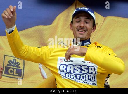 (Dpa) - Swiss Fabian Cancellara del team Fassa Bortolo mette sul leader della corsa la maglia gialla dopo la prima tappa del Tour de France a Charleroi (Belgio), 4 luglio 2004. 23-anno-vecchio Cancellara ha fatto vincere anche il prologo del Tour de France il giorno prima. La prima e la 202.5km lunga tappa del 91Tour de France corsa di ciclismo ha preso i ciclisti da Liege a Charleroi. Foto Stock