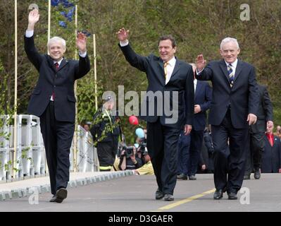 (Dpa) - Il cancelliere tedesco Gerhard Schroeder (C), la Polonia il Primo ministro Leszek Miller (R) e il Primo ministro ceco Vladimir Spidla (L) onda per la folla durante un festival in Europa nel confine-triangolo di Germania, Repubblica Ceca e Polonia nei pressi di Zittau, Germania, 1 maggio 2004. Il 1 maggio 2004 l'Unione europea ha accolto dieci nuovi Stati membri, compresa la Repubblica ceca e la Polonia. Foto Stock