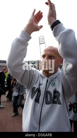 (Dpa) - Brema allenatore di calcio Thomas Schaaf tubicini le mani e acclamazioni come ringraziamento gesto per i tifosi dopo la Bundesliga gioco tra SV Werder Bremen e Hamburger SV in Bremen, Germania, 1 maggio 2004. Brema ha vinto 6-0. Foto Stock