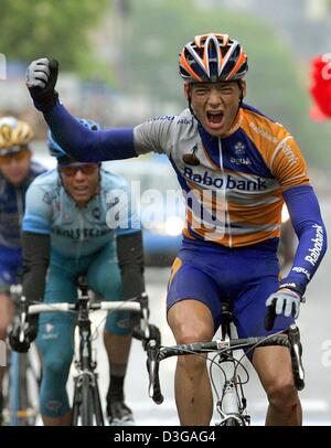 (Dpa) - Olandese ciclismo pro Karsten Kroon (R) del Team Rabobank gesti e saluti dopo aver vinto la quarantatreesima gara ciclistica "rund um den Henninger-Turm' (intorno alla torre Henninger) di Francoforte sul Meno, il 1 maggio 2004. Kroon ha vinto la gara precedendo di ciclismo tedesco pro Danilo Hondo (L, indietro) del Team Gerolsteiner. Foto Stock