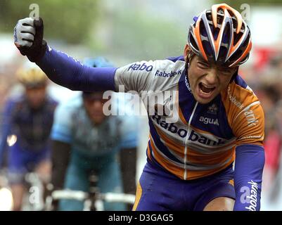 (Dpa) - Olandese ciclismo pro Karsten Kroon (R) del Team Rabobank gesti e saluti dopo aver vinto la quarantatreesima gara ciclistica "rund um den Henninger-Turm' (intorno alla torre Henninger) di Francoforte sul Meno, il 1 maggio 2004. Kroon ha vinto la gara precedendo di ciclismo tedesco pro Danilo Hondo (C, indietro) del Team Gerolsteiner e il ciclista belga Johan Coenen (L, indietro) del Team Mr.Bookmaker.com. Foto Stock
