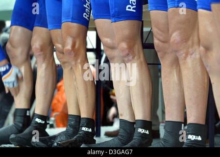 (Dpa) - I professionisti del Team Rabobank stare accanto a ogni altro dopo la registrazione per la quarantatreesima gara ciclistica "rund um den Henninger-Turm' (intorno alla torre Henninger) di Francoforte sul Meno, il 1 maggio 2004. In fine il ciclismo olandese pro Karsten Kroon ha vinto la gara. Foto Stock