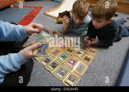 (Dpa) - Konstantin (L) e Leonard giocare un gioco di Yu-Gi-Oh a Colonia, Germania, 13 gennaio 2004. Yu-Gi-Oh giapponese è un gioco di carte che stimola le competenze, esercizi e strategica potenza intellettuale dei bambini. Foto Stock