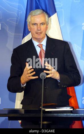 (Dpa) - Il Ministro degli Esteri francese Michel Barnier gesti come egli parla nel corso di una conferenza stampa a Berlino, Germania, 19 aprile 2004. In occasione di un incontro con il Ministro degli esteri tedesco Joschka Fischer, entrambi i politici hanno convenuto che non vi è alcuna alternativa diversa da implementare internazionale del Medio Oriente piano di pace della Road Map per la pace. Foto Stock