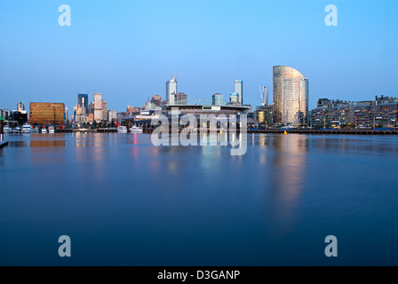 Un insolitamente sereno vista sul Porto Victoria e Docklands e il Quartiere Centrale degli Affari di Melbourne, Australia Foto Stock