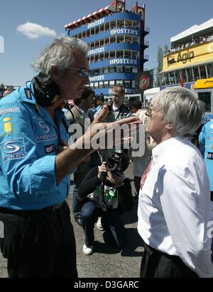 (Dpa) - italiano Flavio Briatore, team leader della Renault, parla con il capo della formula one racing federation Bernie Ecclestone in vista del Gran Premio di San Marino di Imola, Italia, 25 aprile 2004. Foto Stock