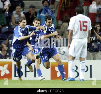 (Dpa) - Greco difensore Traianos Dellas (terza da L) cheers jubilates e con i suoi compagni di squadra Konstantinos Katsouranis (2a da L) e di Angelos Charisteas (L) dopo il punteggio vincendo 1-0 obiettivo di argento, mentre in avanti ceca Milano Baros guarda su durante il campionato Euro 2004 semifinale partita tra la Grecia e la Repubblica ceca in Porto, Portogallo, 1 luglio 2004. La Grecia si è qualificato per la Eur Foto Stock