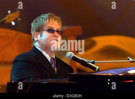 (Dpa) - il cantante britannico Elton John compie durante il tedesco show televisivo "Wetten Dass...?" (bet che...?) a Leipzig, Germania, 13 novembre 2004. Foto Stock